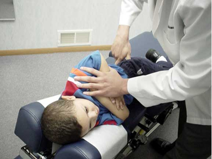 La columna de un niño está en pleno desarrollo asi como el resto de su cuerpo