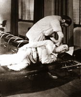 B J Palmer ajustando un paciente en los años 1930 en su clinica de EEUU